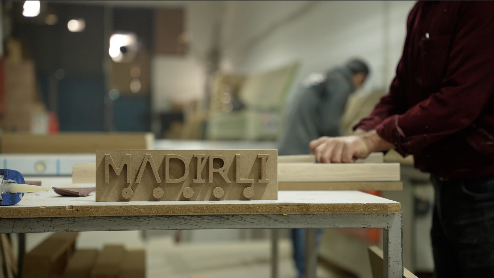 Madırlı el işçiliğiyle hazırlanan ahşap marka logosu