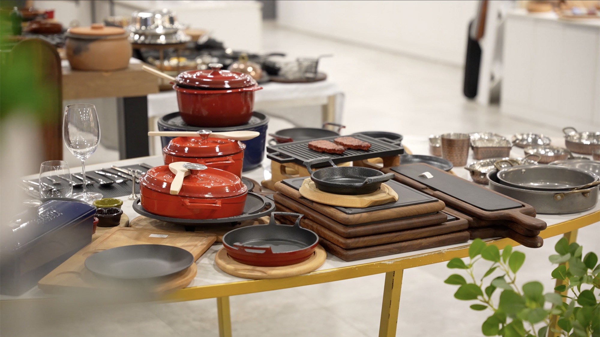 Madırlı showroom'unda sergilenen pişirme ve servis ürünleri